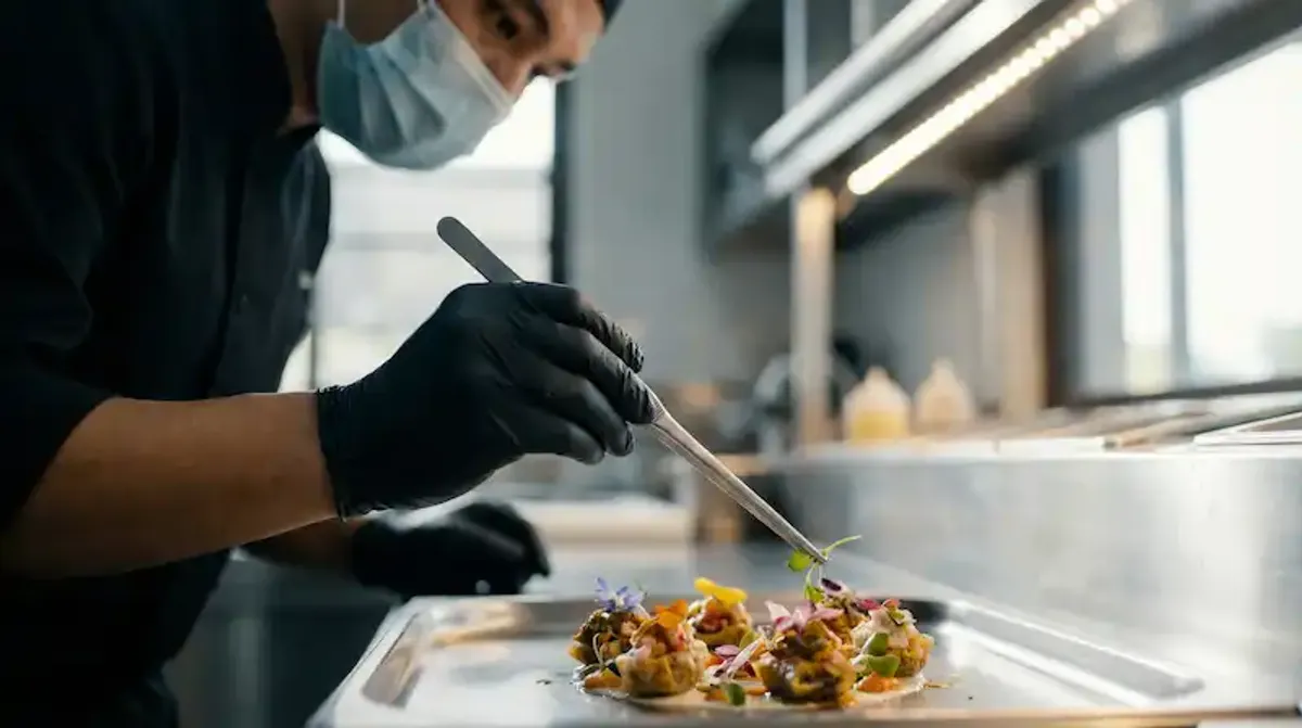 ស្តង់ដារអនាម័យម្ហូបការខ្នាតធំនៅភ្នំពេញ | ខ្សែការពាររូបវន្ត និងប្រព័ន្ធចម្រោះទឹក