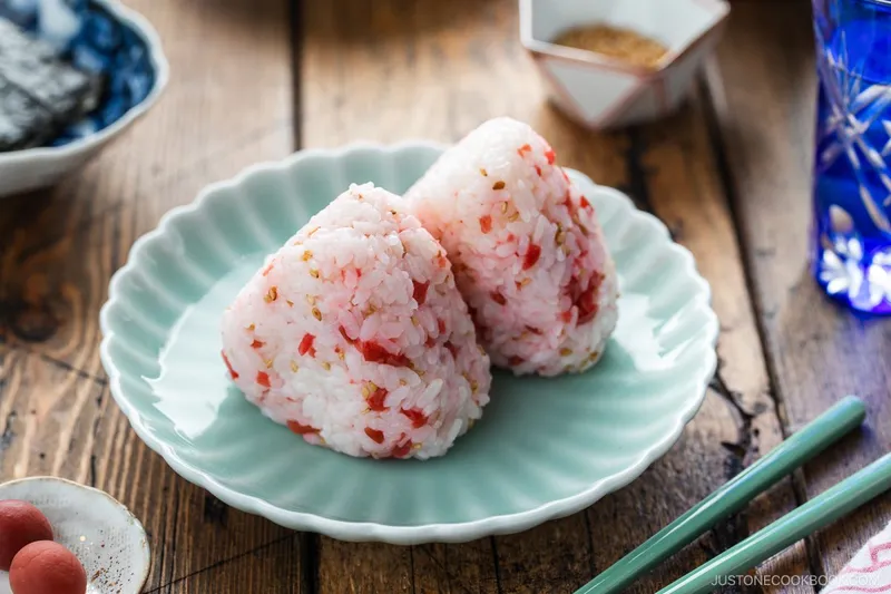 រូបភាពបាយសំណុំ និងម្ហូបបែបប្រពៃណីរៀបចំយ៉ាងប្រណីតដោយក្រុមការងារ ចេង គួងម៉េង