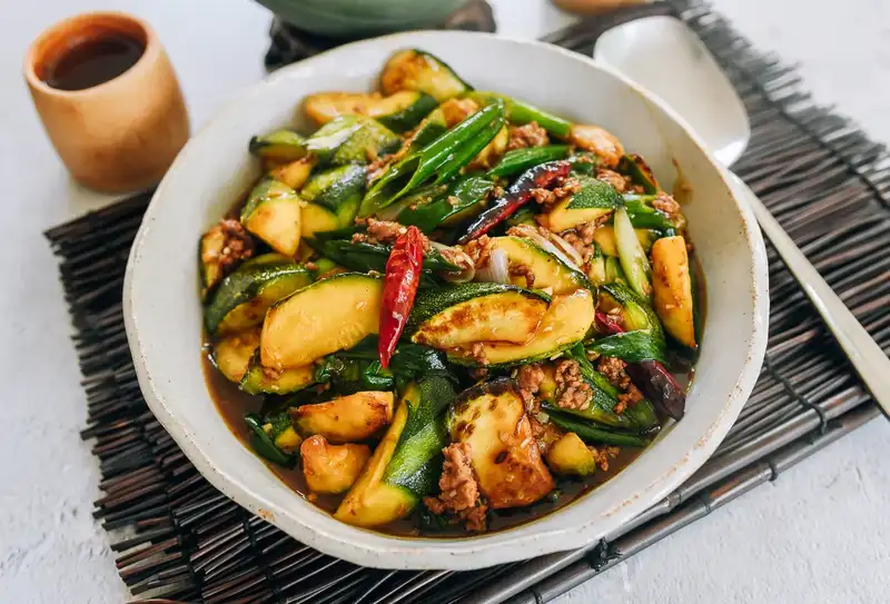 សិល្បៈនៃការឆាបន្លែ Zucchini ទឹកសូសខ្ទឹមស: តុល្យភាពរសជាតិធម្មជាតិ